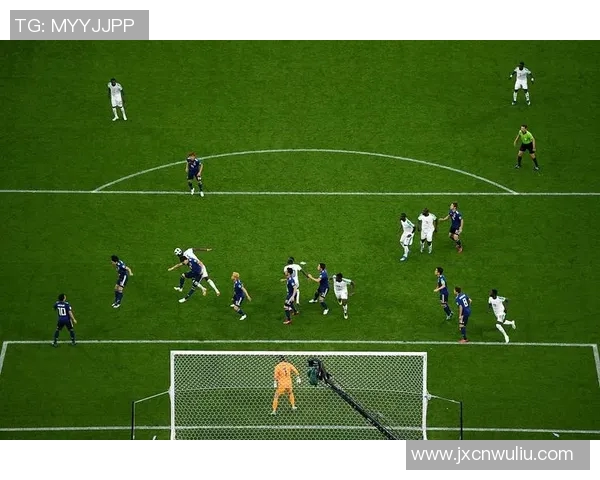 足球明星精彩踢点球瞬间解析与姿势展示图集